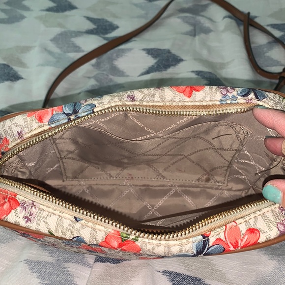 Michael Kors purse - Picture 3 of 4